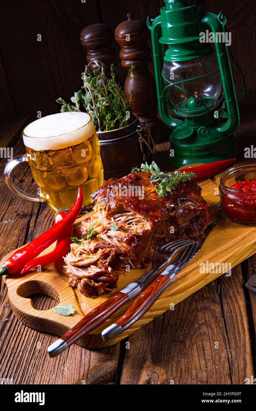 Carne di maiale tirata fuori dal forno con salsa di birra Foto Stock