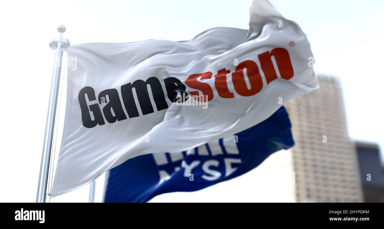 New York, USA, 28 gennaio 2021: Bandiere di Gamestop e del NYSE che ondeggiavano nel vento. Il 28 gennaio 2021, la stretta breve di GameStop ha aumentato la quota pri Foto Stock