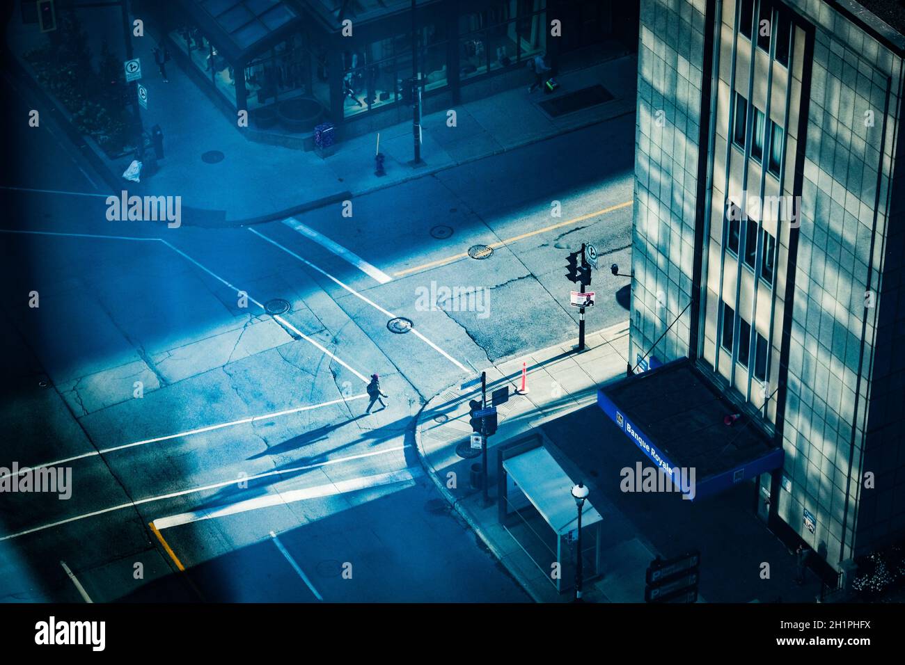 Pedoni e ombre viste dall'alto su Sherbrooke Street nella zona di Golden Square Mile di Montreal ai piedi del Mont Royal. Foto Stock