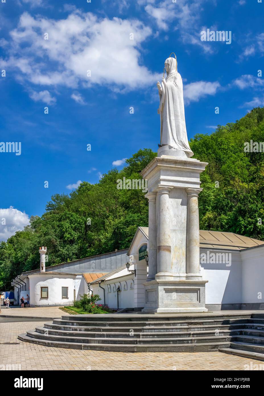 Svyatogorsk, Ucraina 07.16.2020. Monumento alla Santa Madre di Dio vicino alla Svyatogorsk o Sviatohirsk lavra in una soleggiata mattina estiva Foto Stock