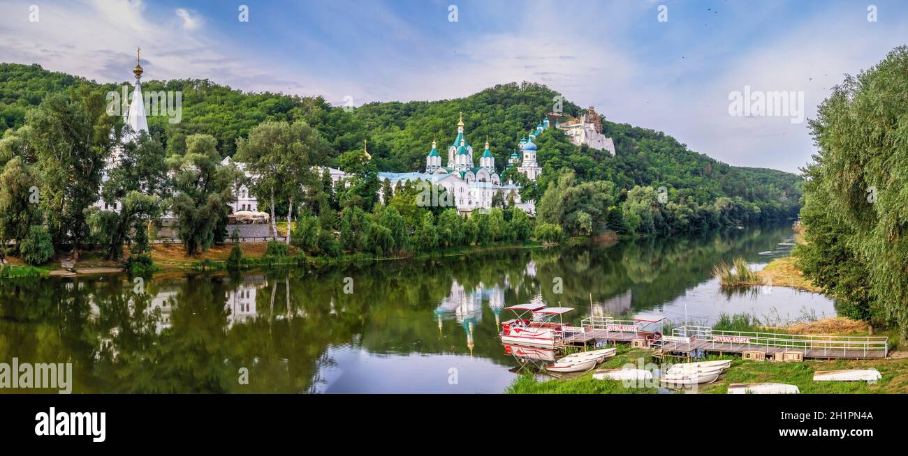 Svyatogorsk, Ucraina 07.16.2020. Le montagne Santa Lavra della Santa Dormizione a Svyatogorsk o Sviatohirsk, Ucraina, in una soleggiata mattina estiva Foto Stock