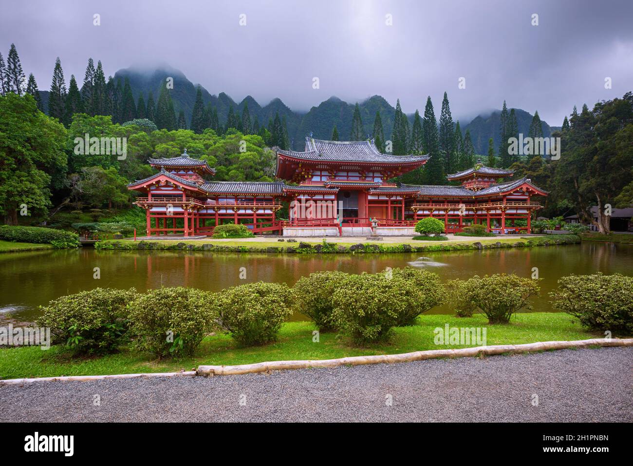 Bel tempio di Byodo-in con i monti Koolau nella Valle dei Templi, Oahu, Hawaii, USA Foto Stock