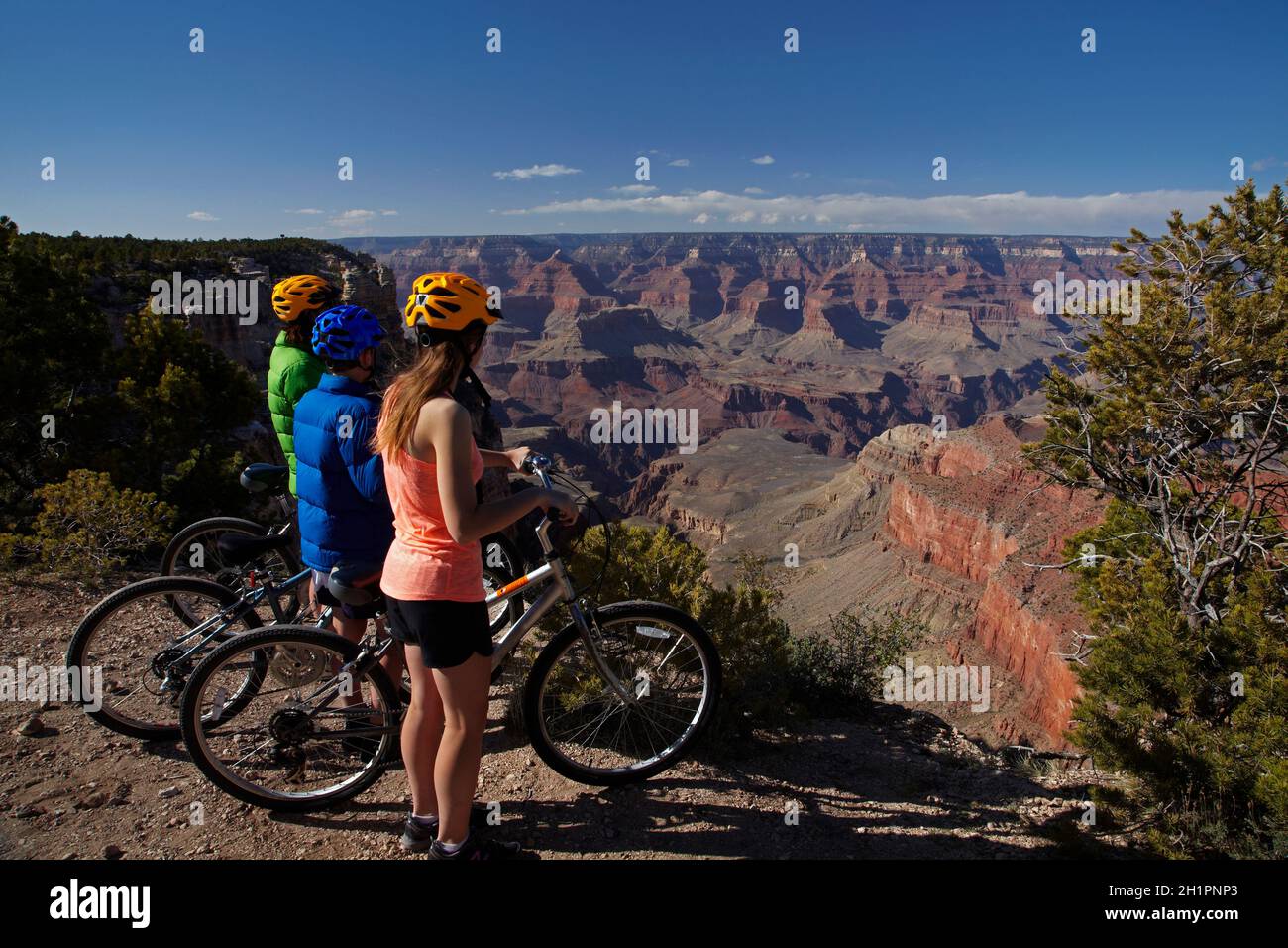 Ciclisti sul South Rim Trail, e Grand Canyon, Grand Canyon National Park, Arizona, USA (modello rilasciato) Foto Stock
