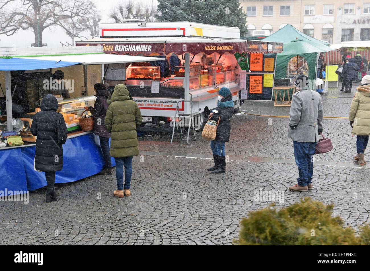 Wochenmarkt a Gmunden im Winter während der Corona-Pandemie (Bezirk Gmunden, Oberösterreich, Österreich) Foto Stock