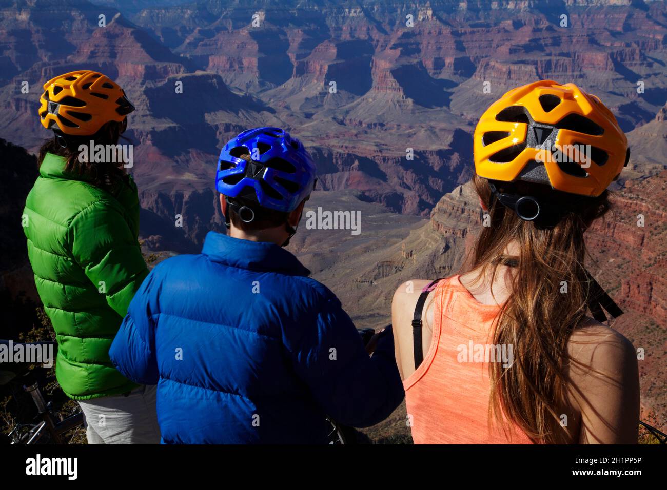 Ciclisti sul South Rim Trail, e Grand Canyon, Grand Canyon National Park, Arizona, USA (modello rilasciato) Foto Stock
