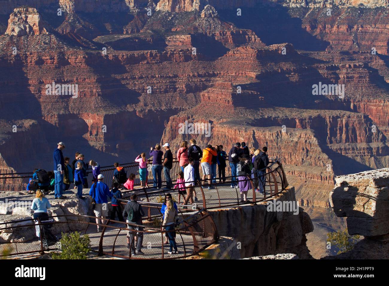 Il Grand Canyon e i turisti a Mather Point, South Rim, il Parco Nazionale del Grand Canyon, Arizona, Stati Uniti d'America Foto Stock