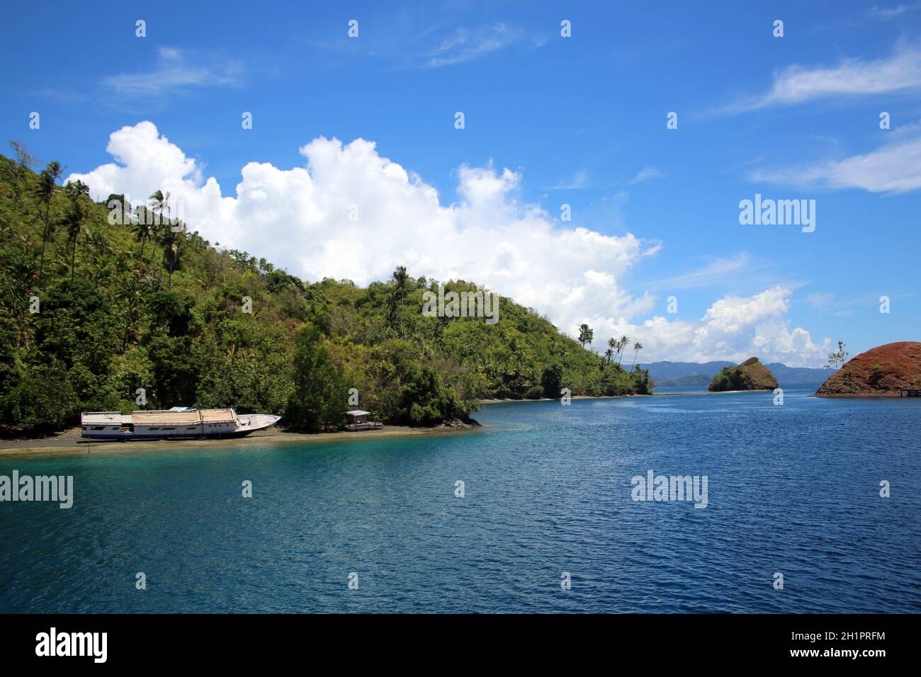 natürlicher Kanal zwischen den Inseln Muari und Mauri, Nord-Molukken, Halmahera, Indonesien Foto Stock