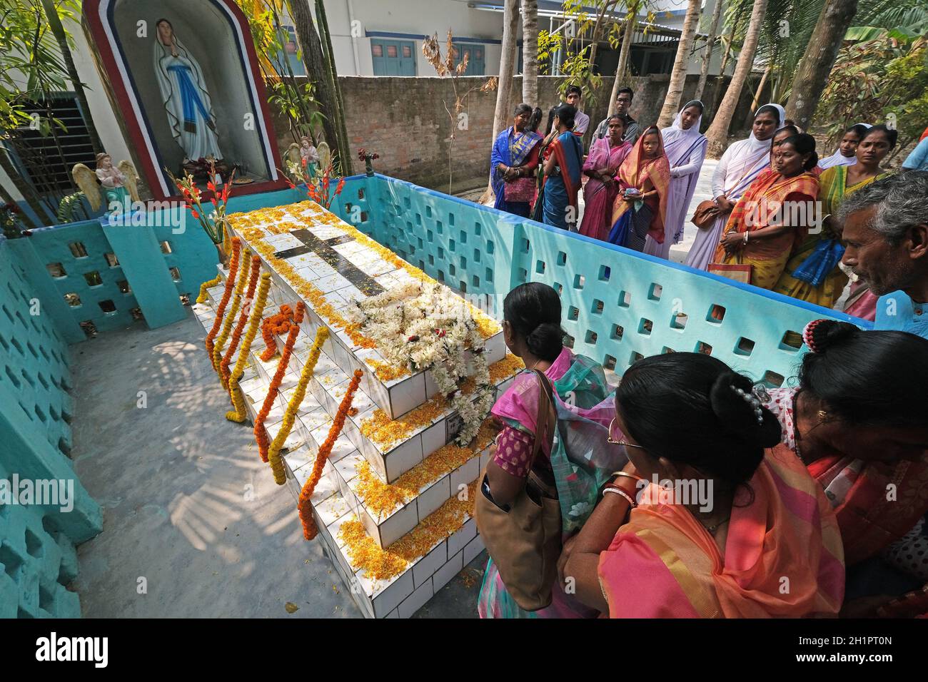 Preghiera presso la tomba del missionario croato, padre gesuita ante ante ante Gabric, in occasione del suo 105° compleanno a Kumrokhali, nel Bengala Occidentale, in India Foto Stock