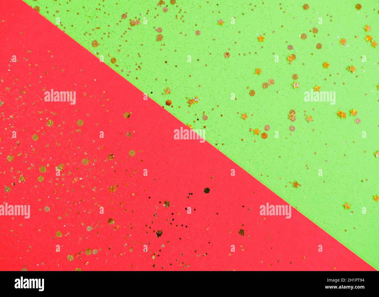 Banner mezzo verde e rosso per sito web o volantino con stelle glitterate d'oro. Poster pubblicitario per il negozio. Natale e nuovo anno sfondo Foto Stock