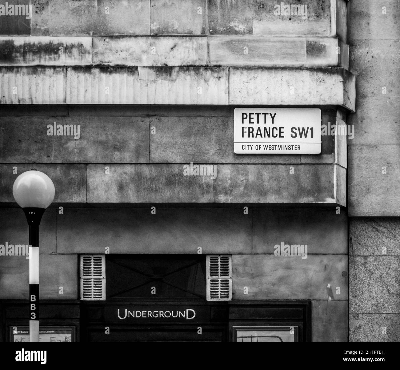 Cartelli stradali per la piccola Francia e la metropolitana con un faro di luce belisha in primo piano, Londra, Regno Unito Foto Stock
