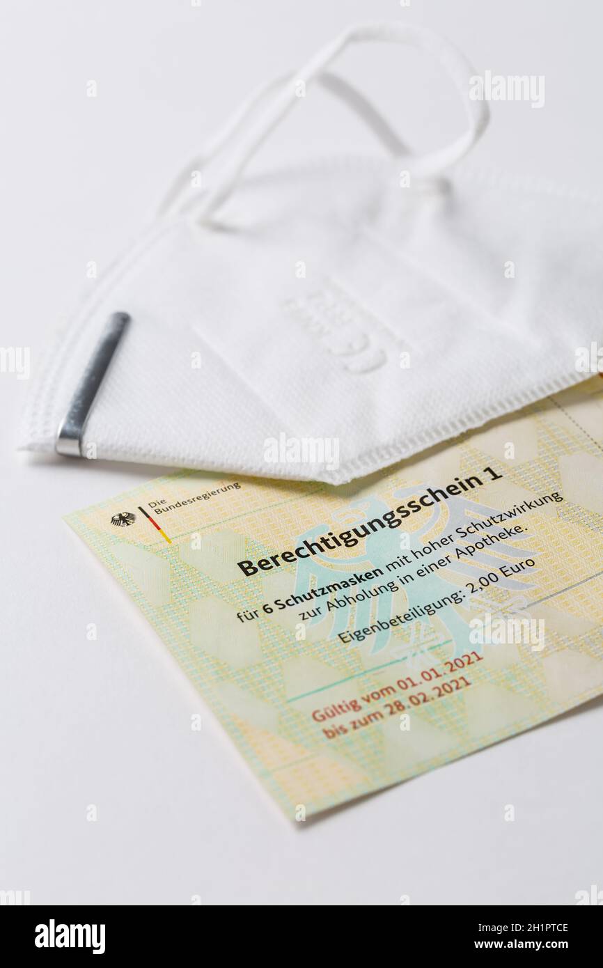 Hockenheim, Germania - 02 febbraio 2021: Closeup del certificato di abilitazione del governo tedesco (berechtigungsschein) per l'acquisto di maschere di protezione ffp2 w Foto Stock