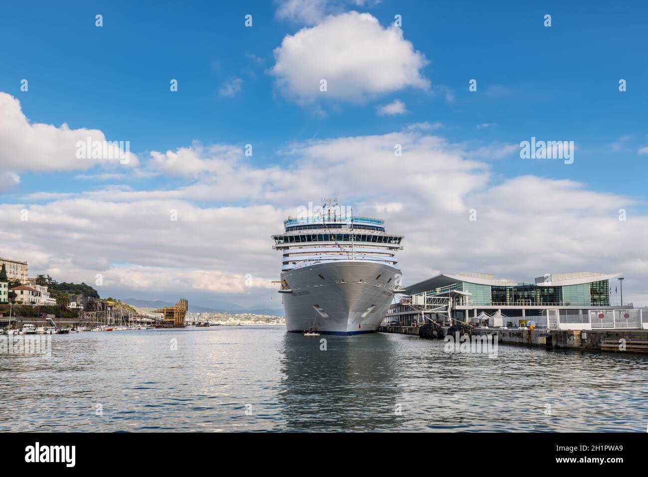 Savona, Italia - 2 Dicembre 2016: Costa Deliziosa nave di crociera nel Mar  Ligure porto presso il Terminal Crociere di Savona, Italia Foto stock -  Alamy