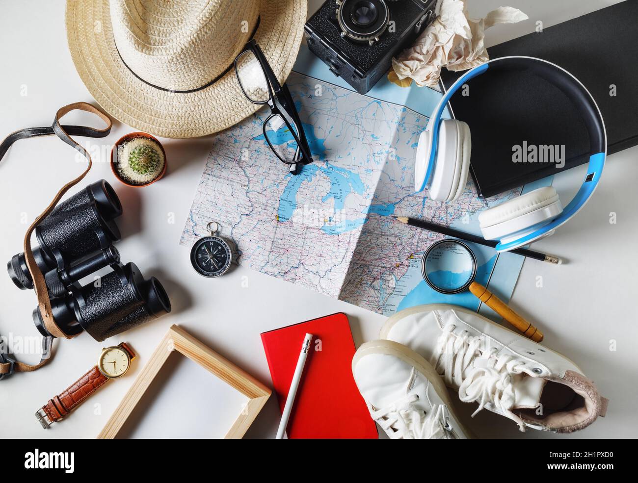 Foto degli accessori da viaggio. Oggetti personali del viaggiatore. Vista  dall'alto. Disposizione piatta Foto stock - Alamy