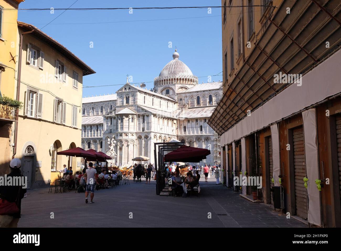 Via Santa Maria con la Cattedrale di Pisa sullo sfondo a Pisa, Italia Foto Stock