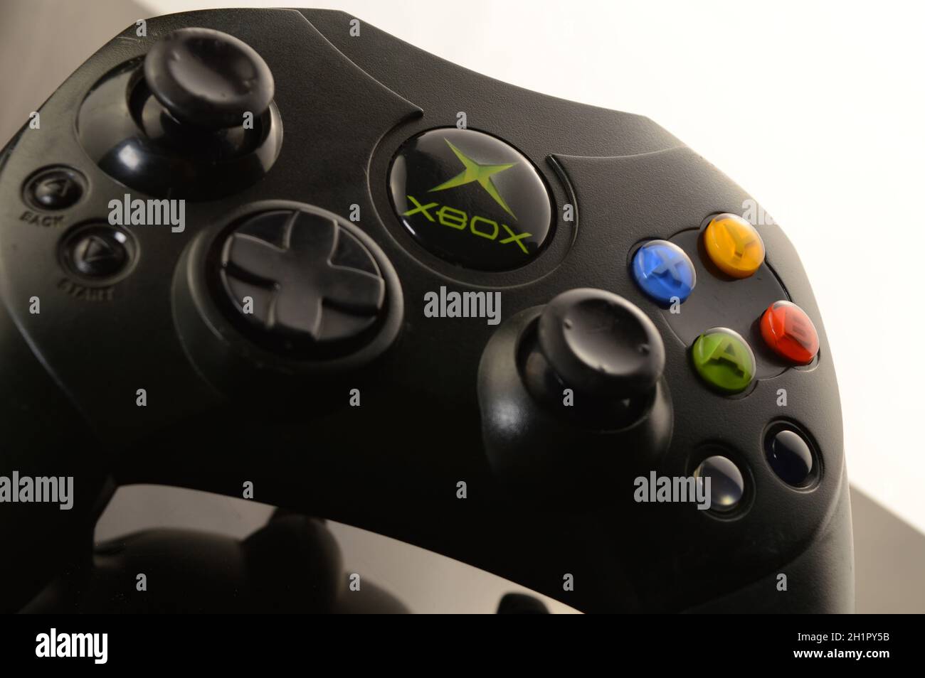 SMITHS FALLS, ONTARIO, CANADA: 23 GENNAIO 2021 - un controller per videogiochi Xbox su uno sfondo riflettente bianco e nero. Foto Stock