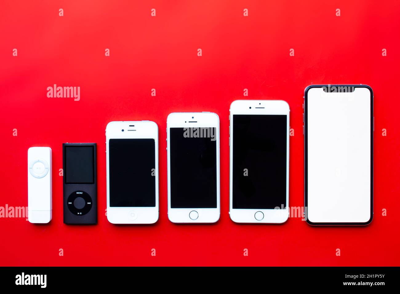 Calgary, Alberta, Canada. Feb 13, 2021. Diversi lettori musicali portatili Apple iPod per iPhone Foto Stock