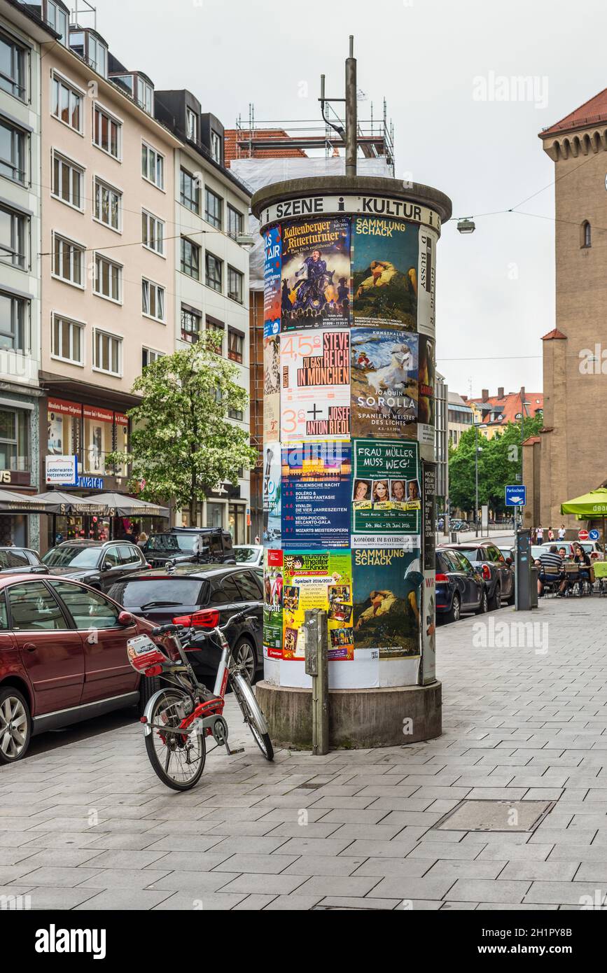Monaco di Baviera, Germania - 29 Maggio 2016: Pubblicità colonne o colonne di Morris con cartelloni su strada nella città vecchia di Monaco di Baviera, Germania. Foto Stock