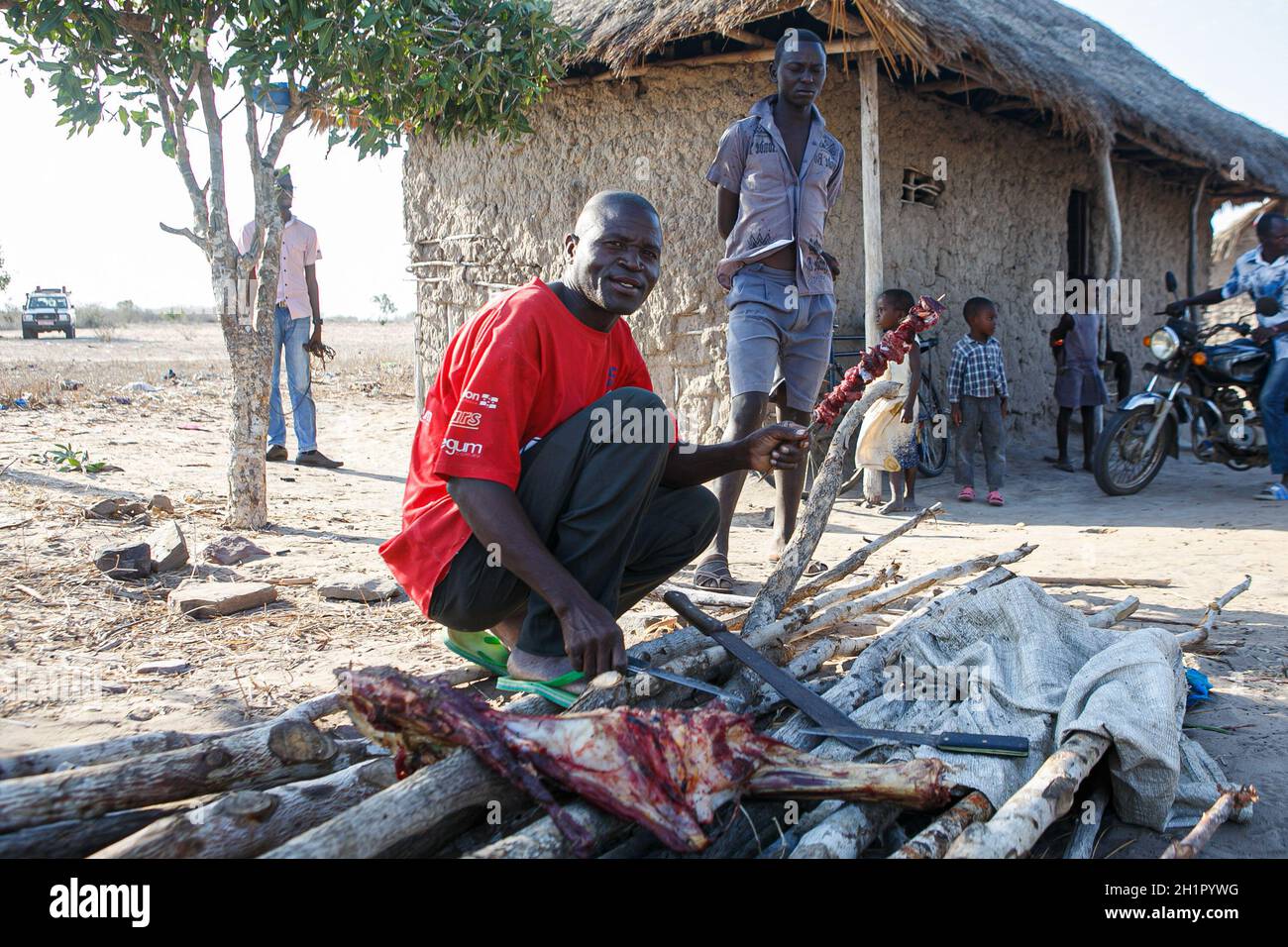 (NOTA DEI REDATTORI: Immagine raffigura la morte) Un uomo prepara pezzi di carne da una mucca che è stata macellata dopo che è morto a causa della fame e della sete in Kilifi.residenti di Kilifi, Lamu, e fiume Tana con il loro bestiame nella regione costiera del Kenya stanno affrontando la fame a causa della siccità in corso. Il mese scorso, il presidente Uhuru Kenyatta ha dichiarato la siccità un "disastro nazionale" e ha ordinato il rilascio immediato di aiuti alimentari di emergenza per le vittime che il governo ha iniziato a distribuire la scorsa settimana. (Foto di Bonifacio Muthoni/SOPA Images/Sipa USA) Foto Stock