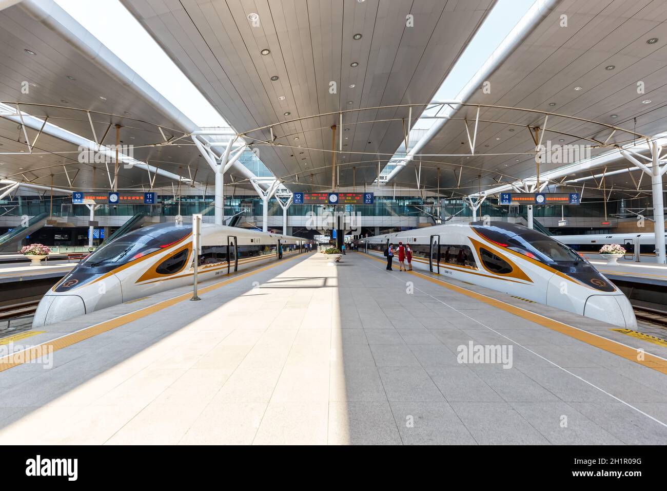 Tianjin, Cina - 29 settembre 2019: Fuxing treni ad alta velocità stazione ferroviaria di Tianjin in Cina. Foto Stock