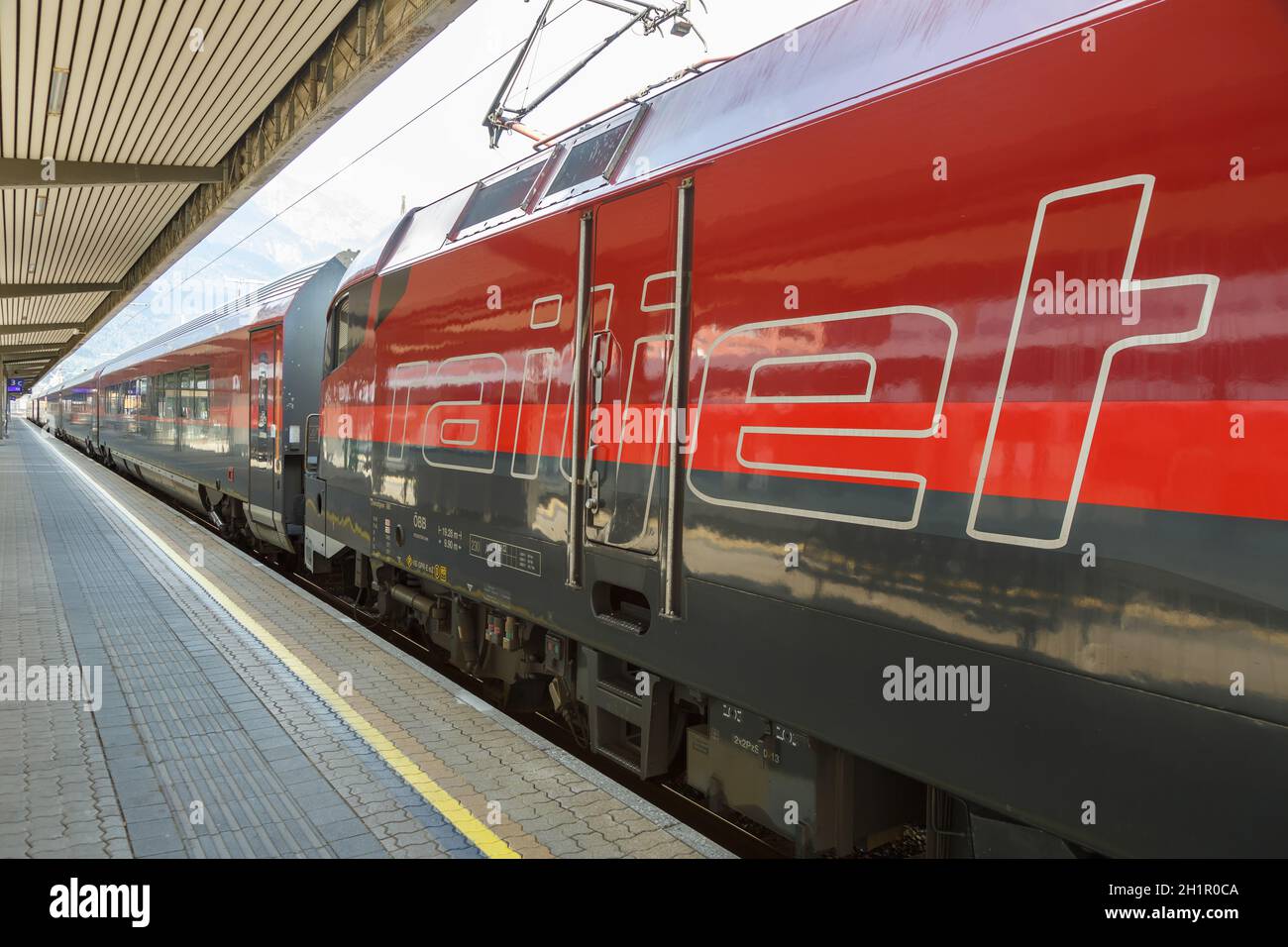 Innsbruck, Austria - 1 agosto 2020: ÖBB railjet Logo treno Innsbruck stazione ferroviaria principale Österreichische Bundesbahnen in Austria. Foto Stock