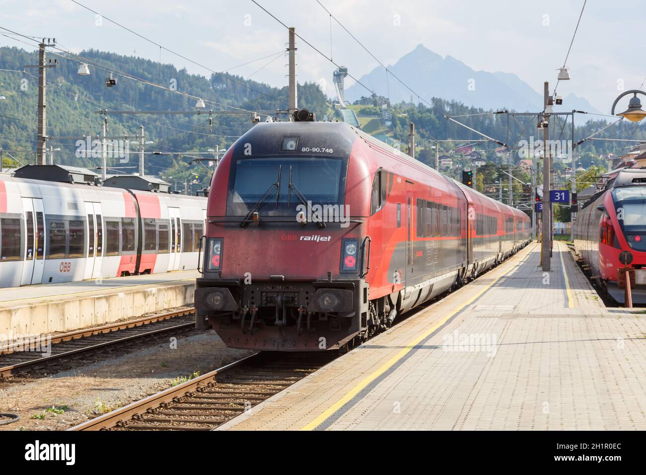 Innsbruck, Austria - 1 agosto 2020: ÖBB treno ferroviario Innsbruck stazione ferroviaria principale Österreichische Bundesbahnen in Austria. Foto Stock