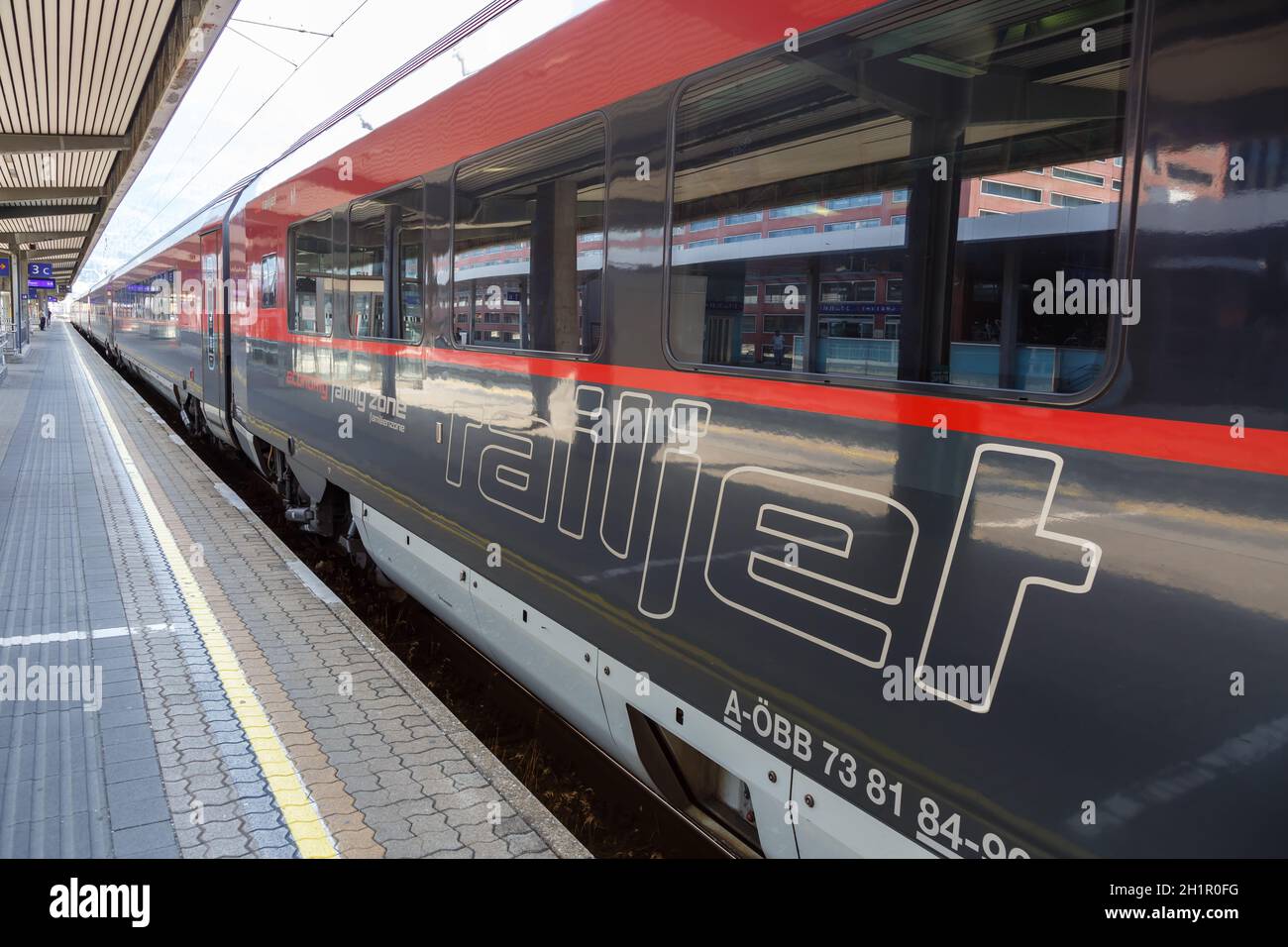 Innsbruck, Austria - 1 agosto 2020: ÖBB railjet Logo treno Innsbruck stazione ferroviaria principale Österreichische Bundesbahnen in Austria. Foto Stock