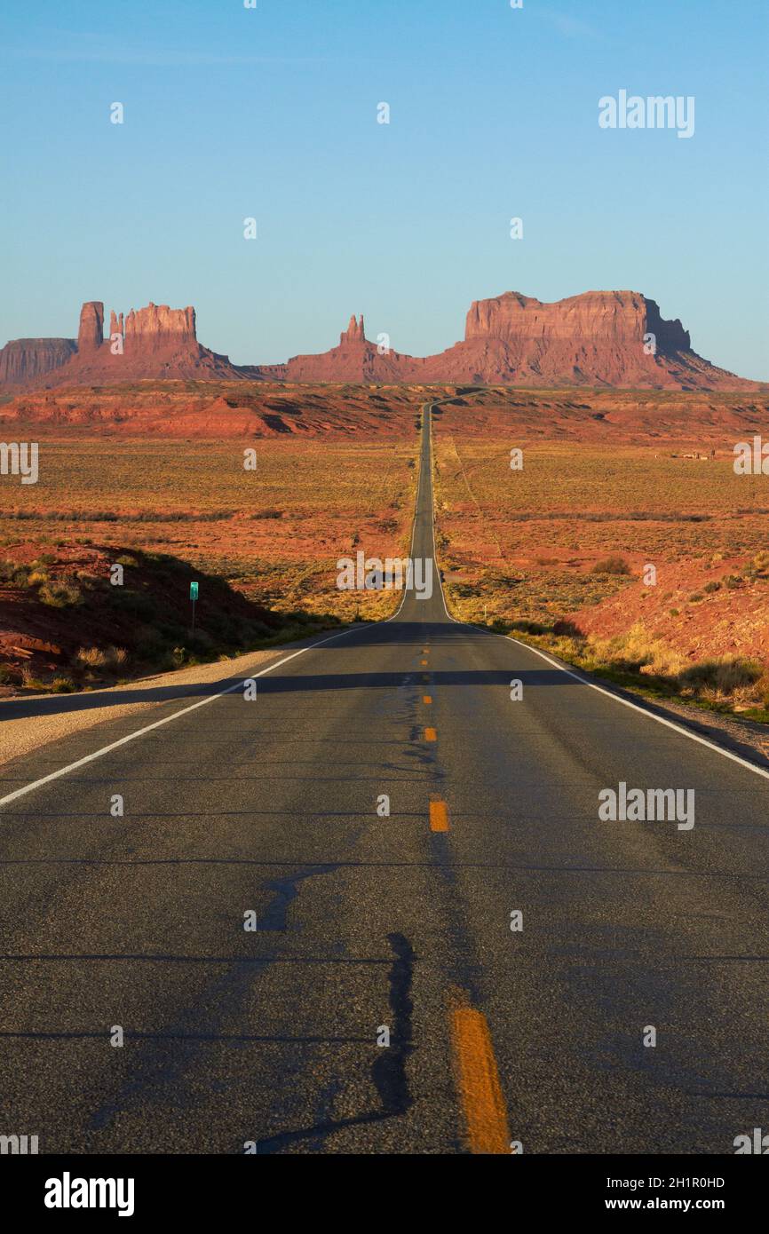 Stati Uniti Percorso 163 in direzione Monument Valley Navajo Nation, Utah, vicino al confine Arizona, Stati Uniti d'America Foto Stock