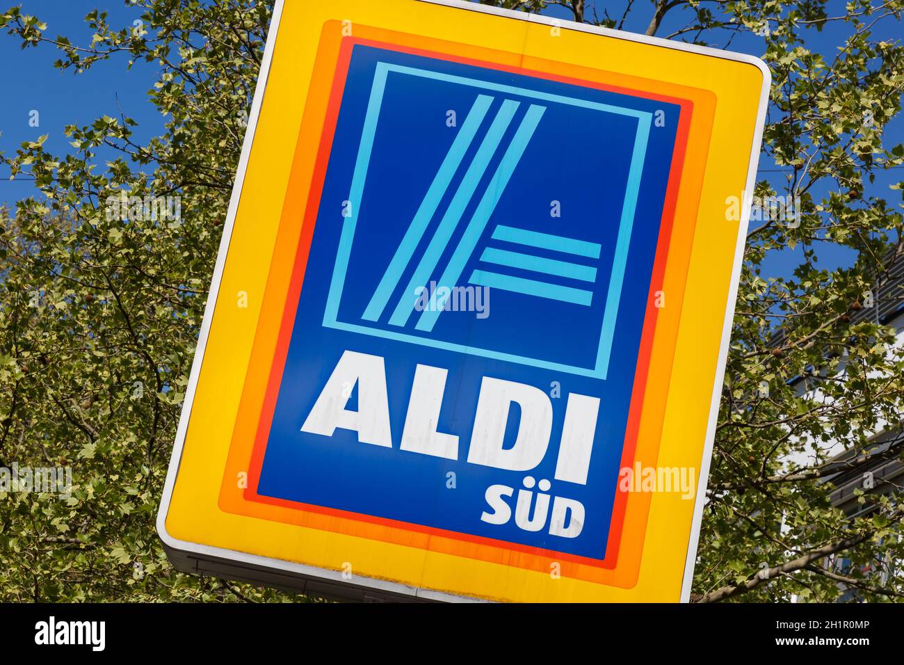 Stoccarda, Germania - 22 aprile 2020: Segno del logo Aldi Süd supermercato discount shop discounter in Germania. Foto Stock