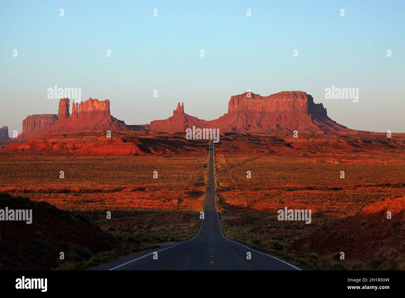 Stati Uniti Percorso 163 in direzione Monument Valley Navajo Nation, Utah, vicino al confine Arizona, Stati Uniti d'America Foto Stock