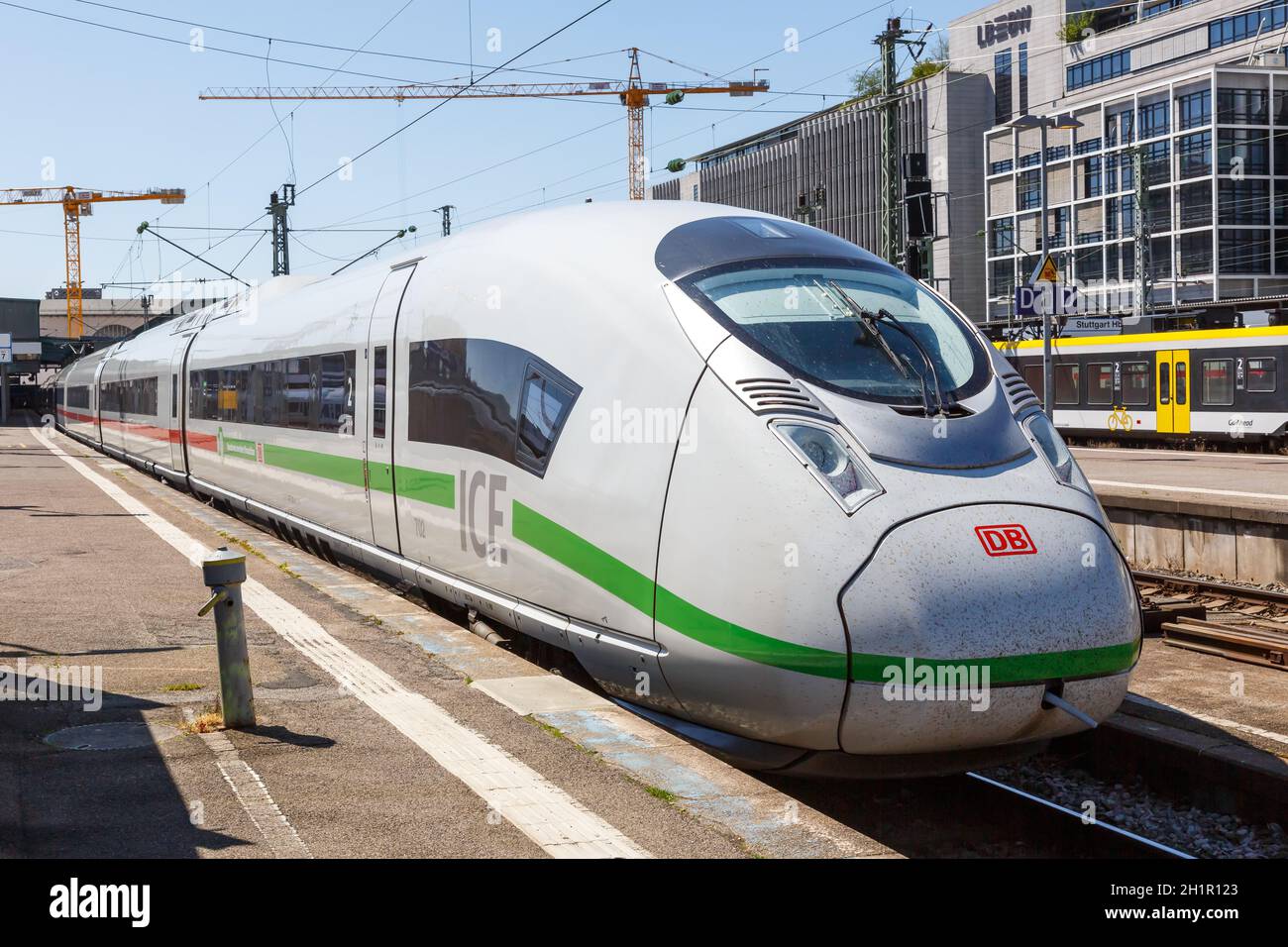 Stoccarda, Germania - 22 aprile 2020: ICE 3 Velaro D traina l'elettricità ecologica alla stazione ferroviaria centrale di Stoccarda in Germania. Foto Stock