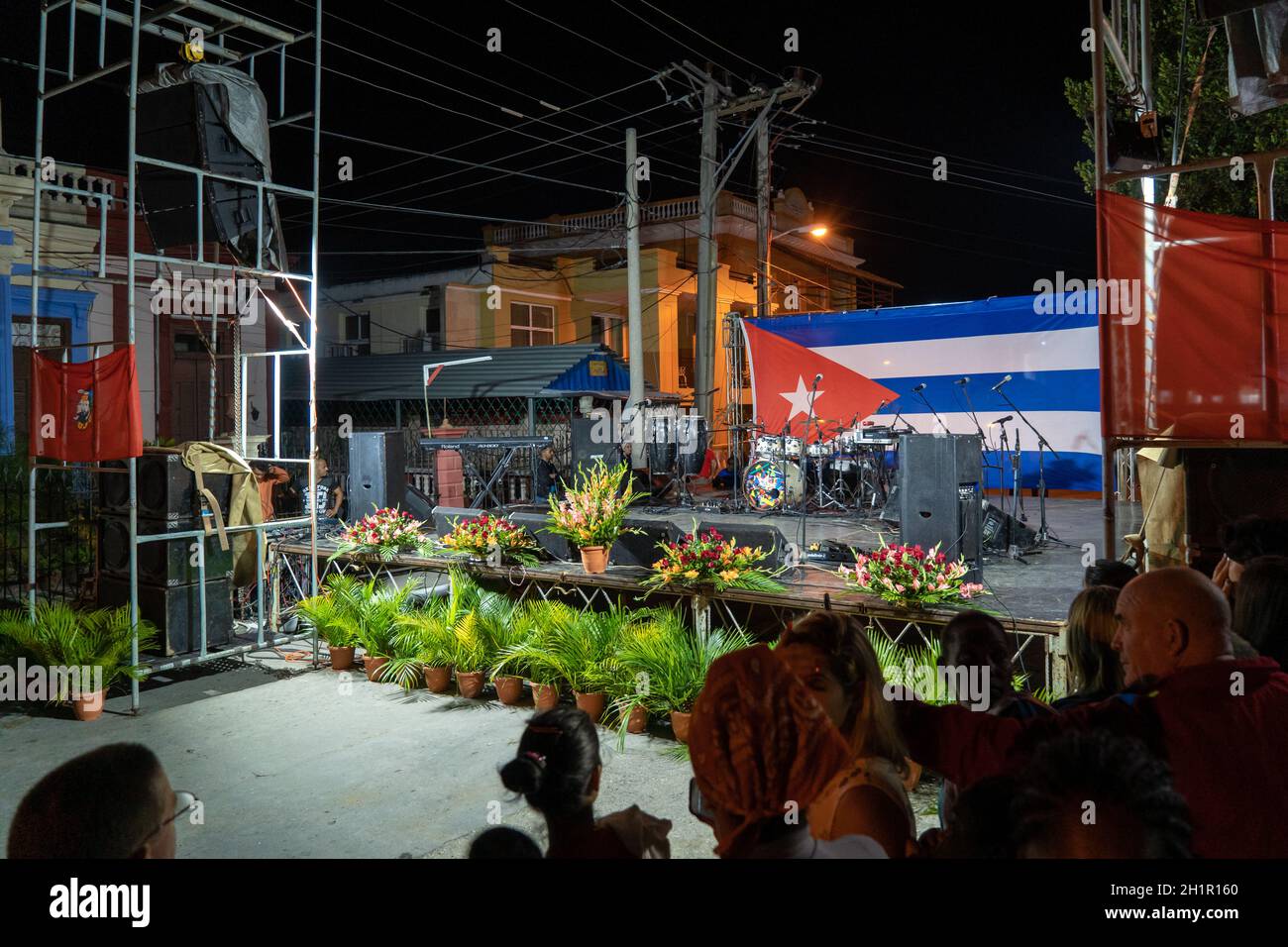 Santa Clara, Cuba - gennaio 27 2019: Stage con apparecchiature audio decorata con fiori e una bandiera cubana in background. Persone in attesa per la perfo Foto Stock