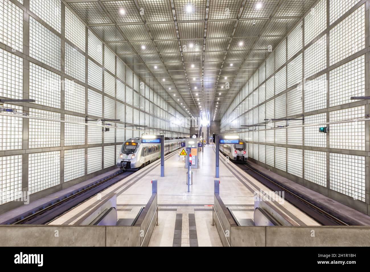 Lipsia, Germania - 19 agosto 2020: Stazione ferroviaria S-Bahn Leipzig City-Tunnel Wilhelm-Leuschner-Platz S Bahn in Germania. Foto Stock