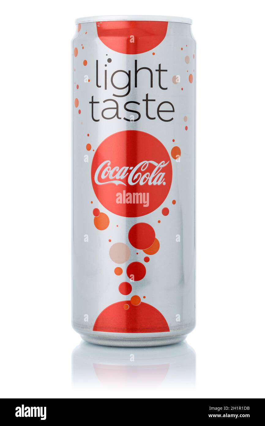 Stoccarda, Germania - 11 gennaio 2021: Coca Cola Coca-Cola bevanda analcolica al gusto leggero limonata in lattina isolata su sfondo bianco a Stoccarda in Germa Foto Stock