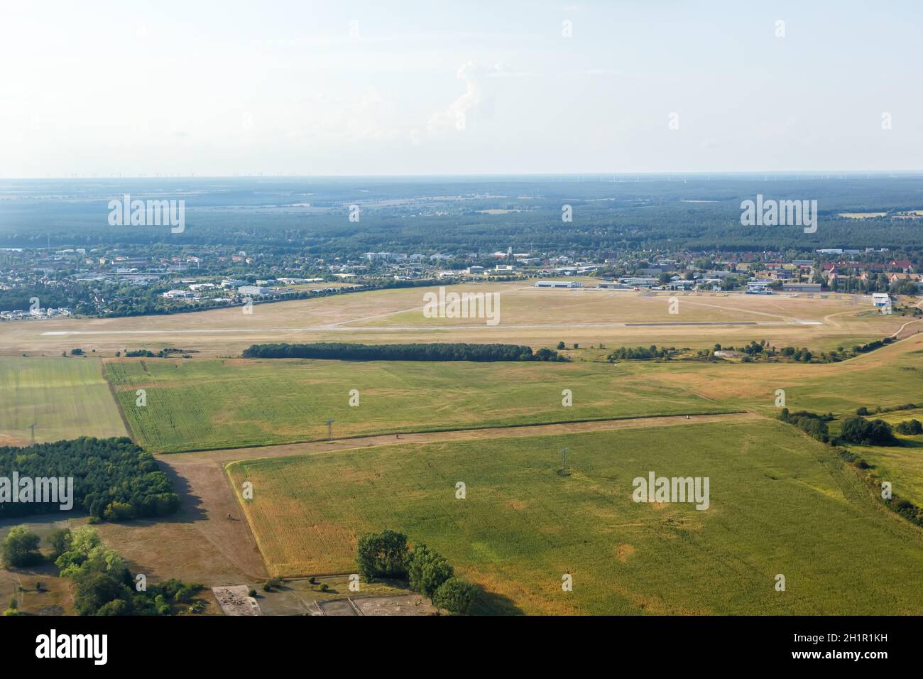 Strausberg, Germania - 19 agosto 2020: Panoramica della vista aerea dell'aeroporto di Strausberg in Germania. Foto Stock
