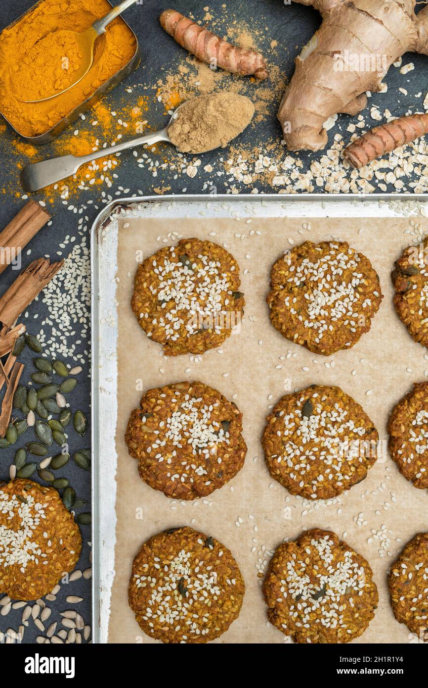 Zenzero dorato e biscotti curcini fatti in casa con ingredienti Foto Stock