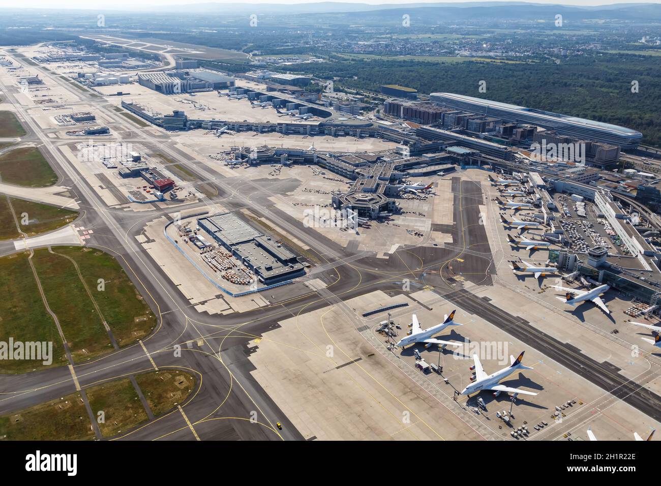 Francoforte, Germania - 27 maggio 2020: Terminal 1 Francoforte Panoramica degli aerei durante la vista aerea di Coronavirus Corona Virus COVID-19 in Germania. Foto Stock