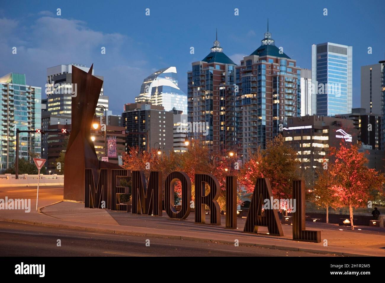 Poppy Plaza, un parco pubblico su Memorial Drive per commemorare i cittadini che hanno servito a proteggere la libertà e la sicurezza, parte del paesaggio della memoria Foto Stock