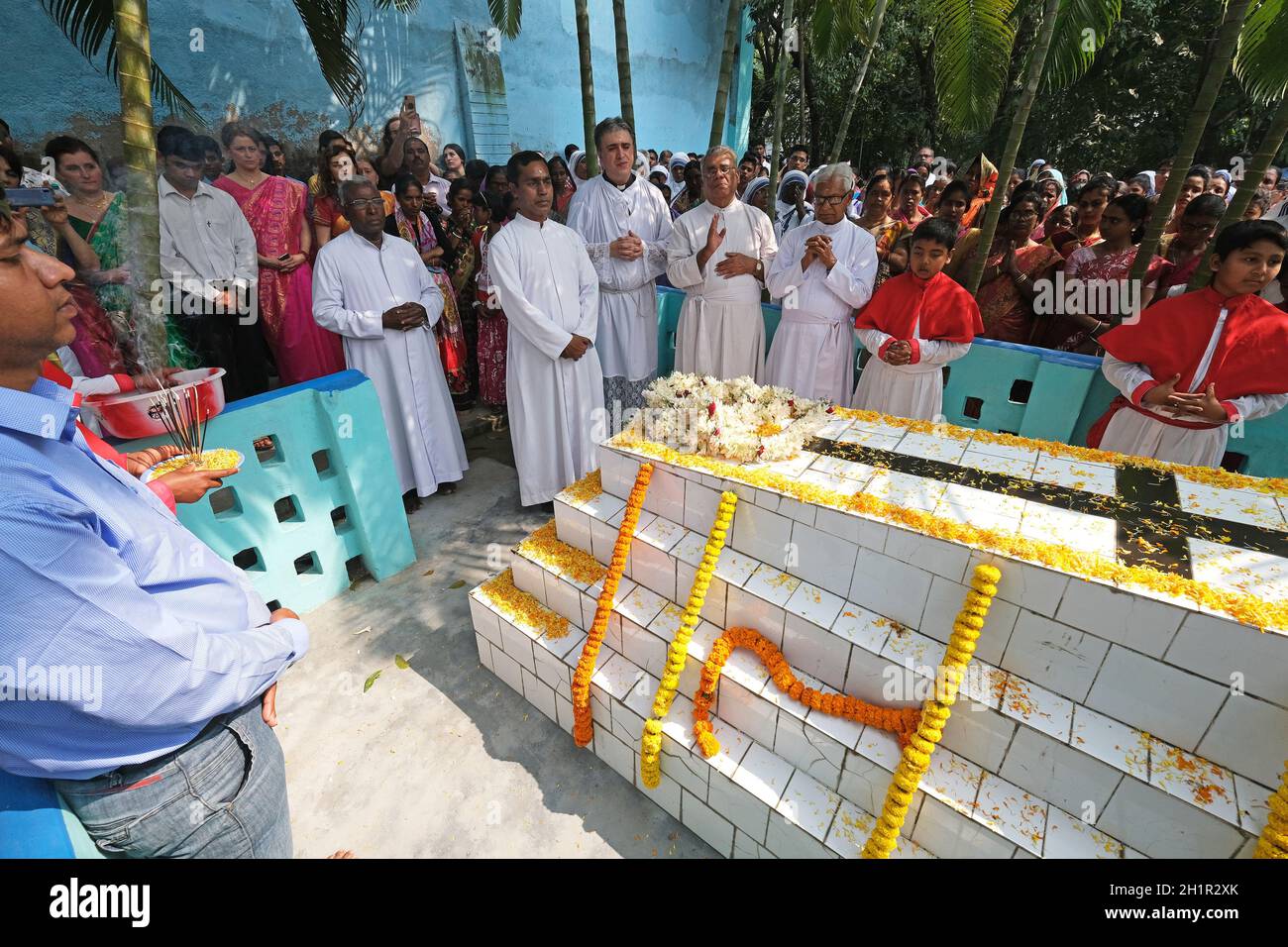 Preghiera presso la tomba del missionario croato, padre gesuita ante ante ante Gabric, in occasione del suo 105° compleanno a Kumrokhali, nel Bengala Occidentale, in India Foto Stock