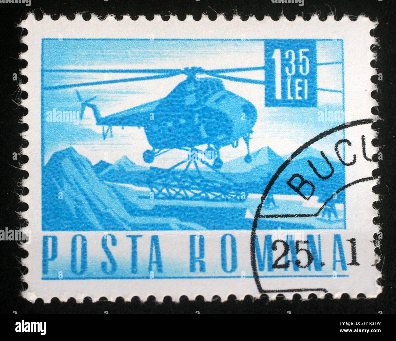 Timbro stampato in Romania con un elicottero MIL mi-4, circa 1967. Foto Stock