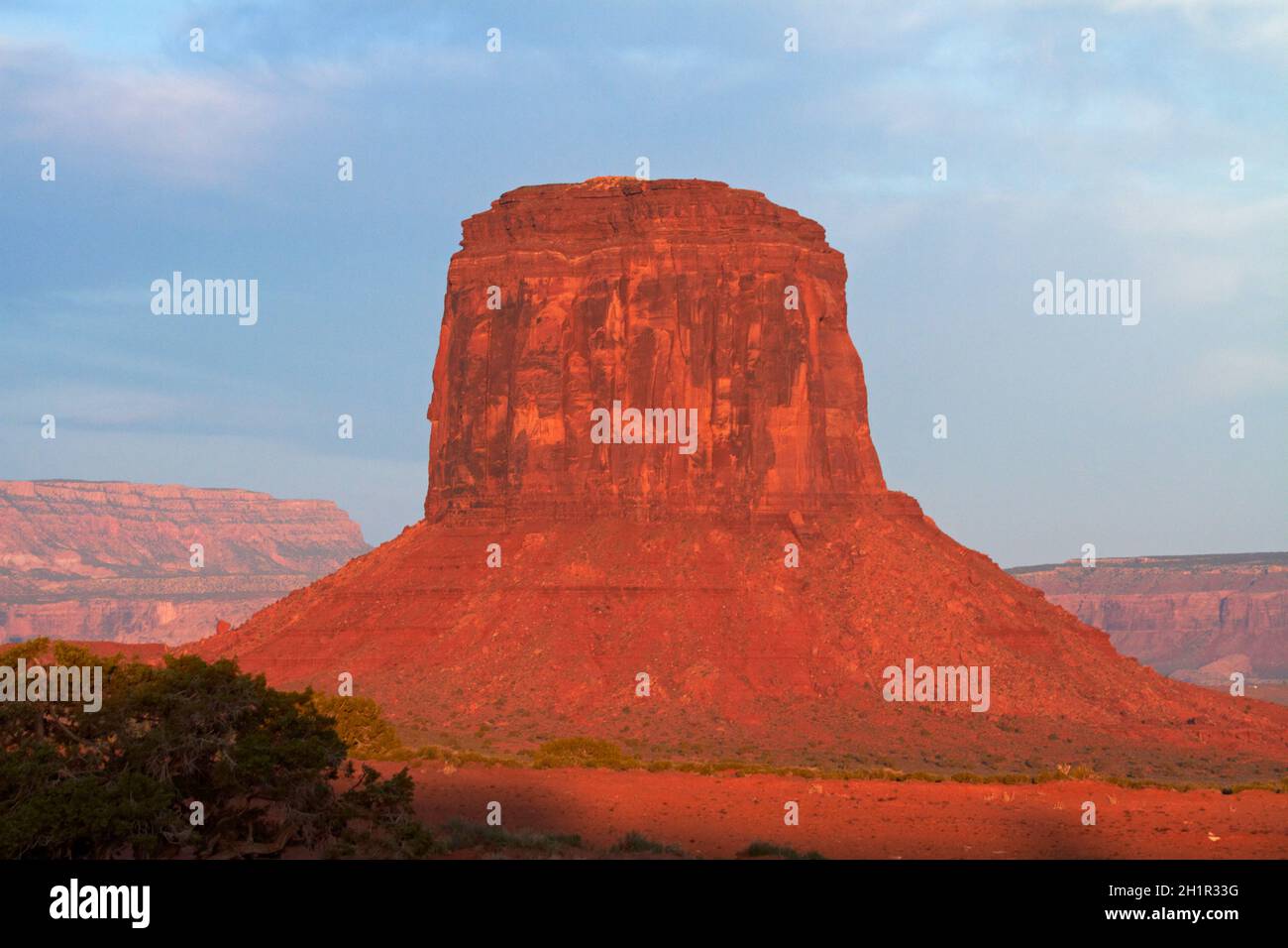 Formazione rocciosa nella Monument Valley, Navajo Nation, confine Utah/Arizona, USA. Foto Stock