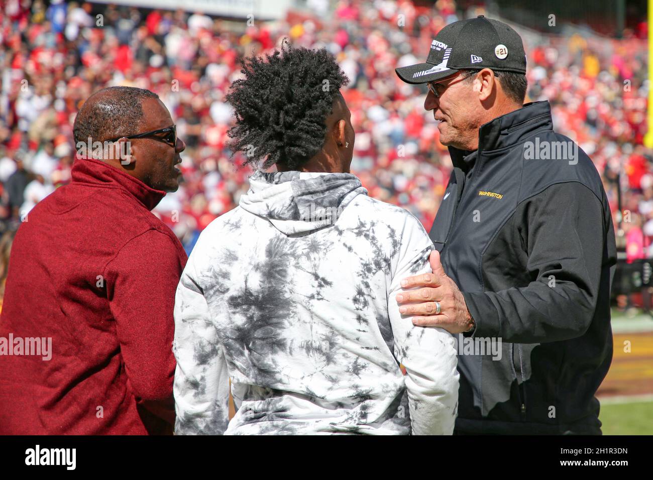 Domenica 17 ottobre 2021; Landover, MD, USA; il capo allenatore della squadra di football di Washington Ron Rivera ha preso un momento per scuotere le mani con Pedro Taylor, padre di Foto Stock