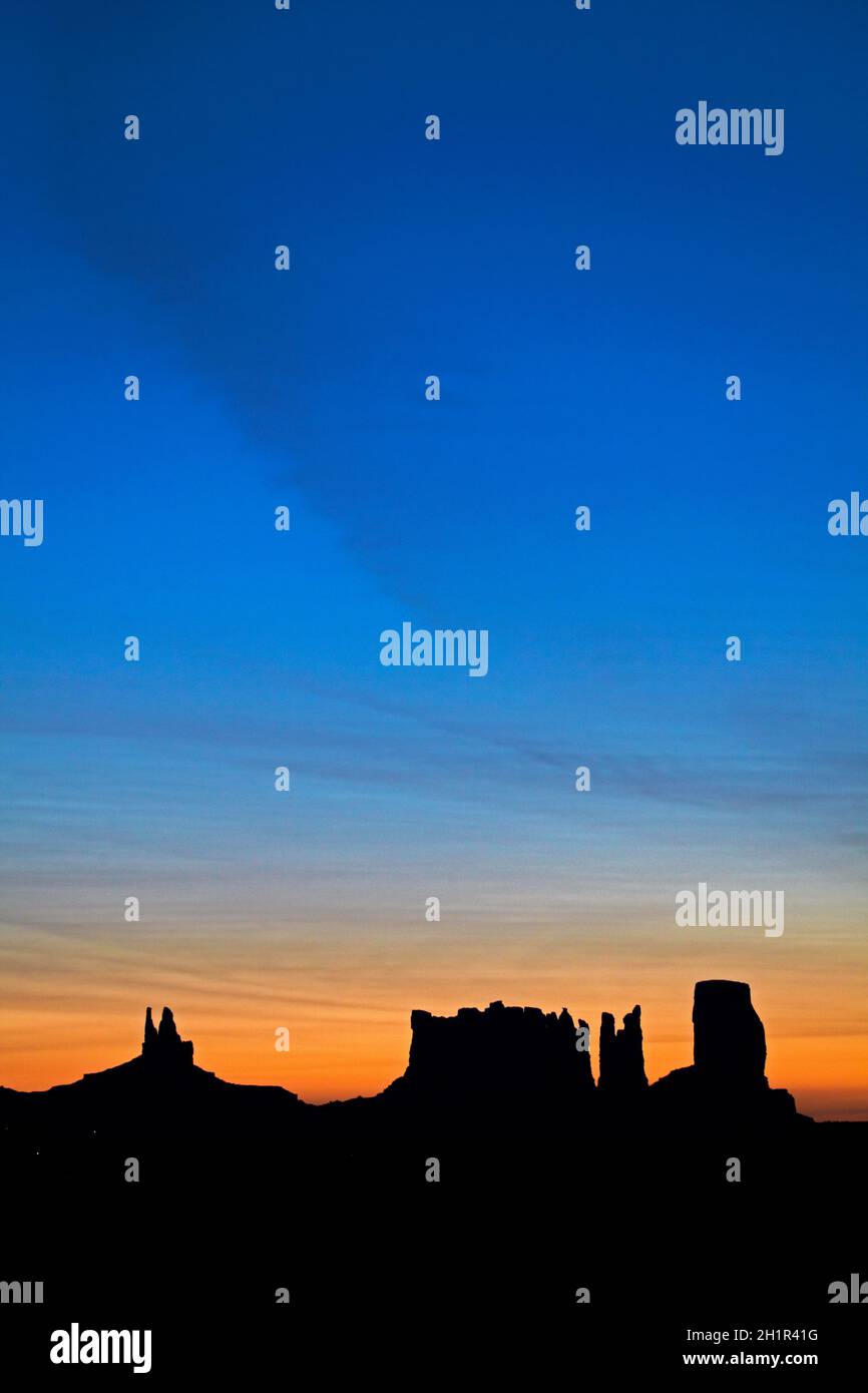Sunrise sopra King sul suo trono, Stagecoach, Bear and Rabbit, e le formazioni rocciose del Castello, Monument Valley, Navajo Nation, confine Utah/Arizona, USA Foto Stock