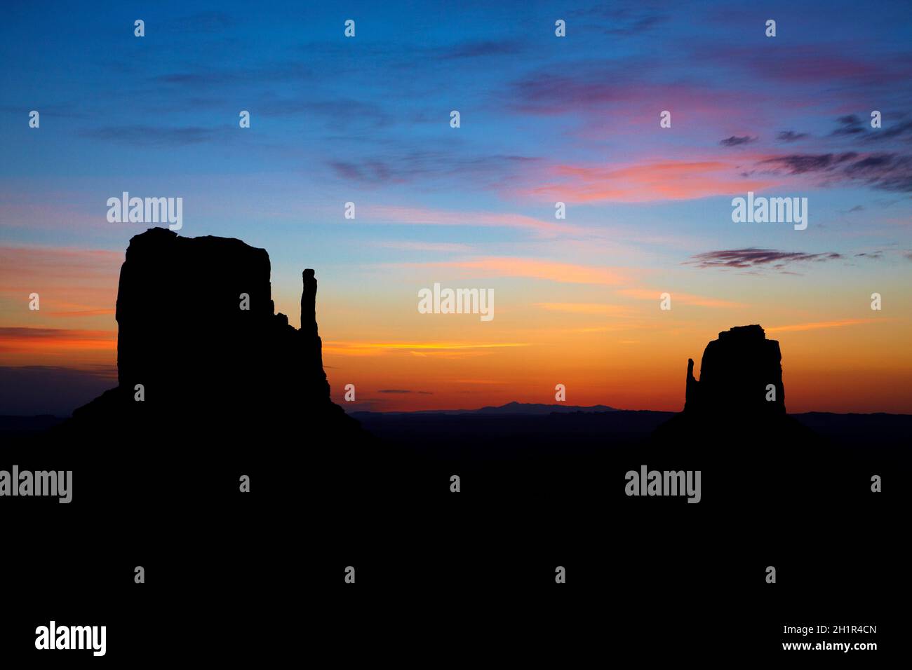 Alba sopra West Mitten e East Mitten, Monument Valley, Navajo Nation, confine Utah/Arizona, USA Foto Stock