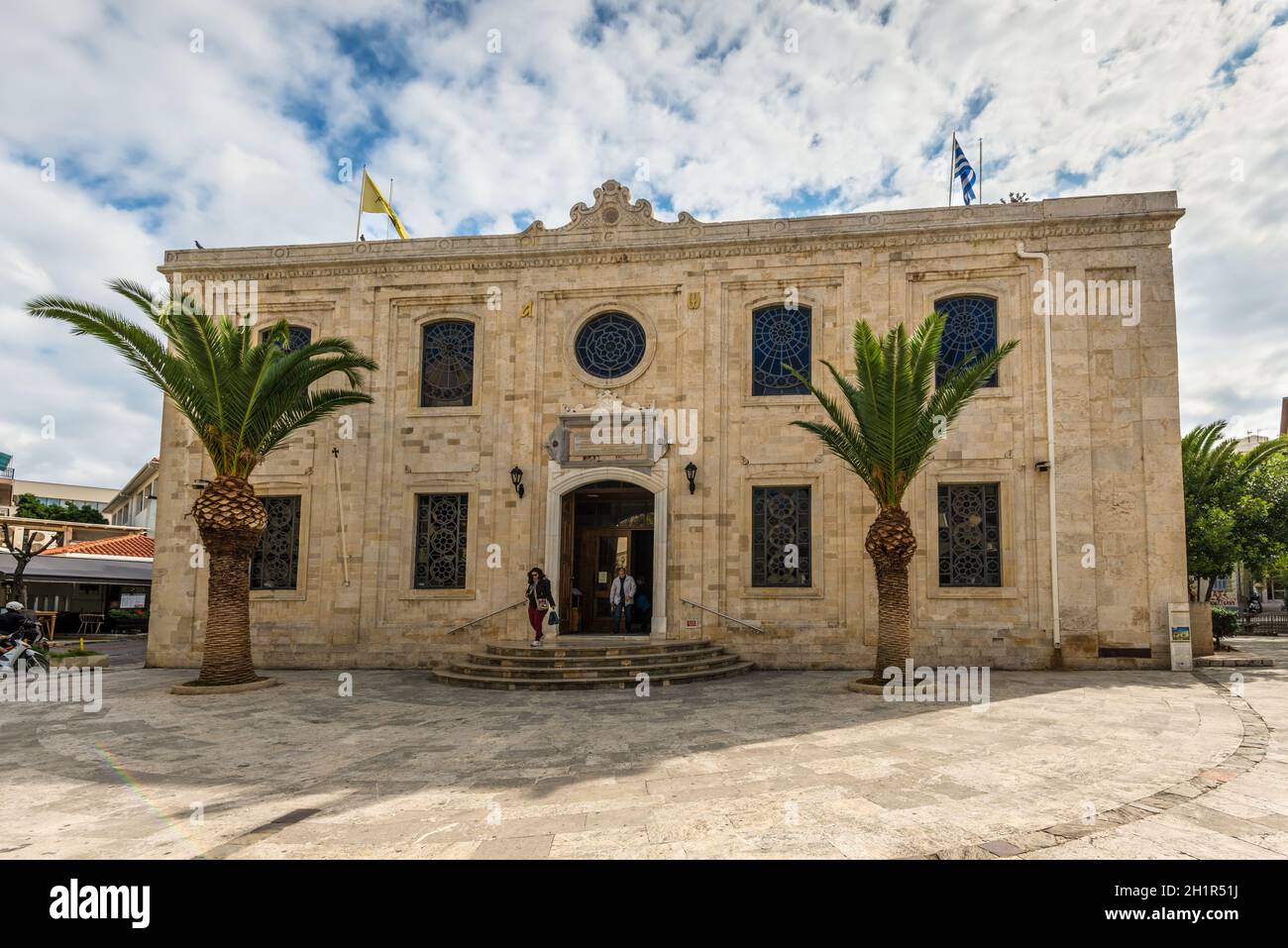 Heraklion, Grecia - 2 Novembre 2017: Il Ottoman Vezir moschea (1856) e ora la basilica di San Tito nel centro della città di Heraklion, Creta, Grecia. Foto Stock