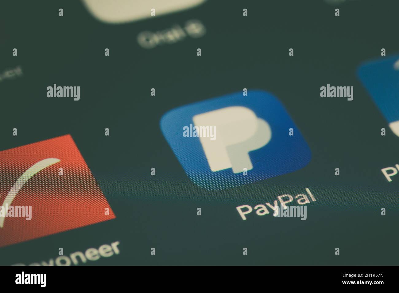 Bucarest, Romania - 13 dicembre 2020: Immagine editoriale di primo piano illustrativa dell'app mobile Paypal su uno schermo per smartphone. Foto Stock