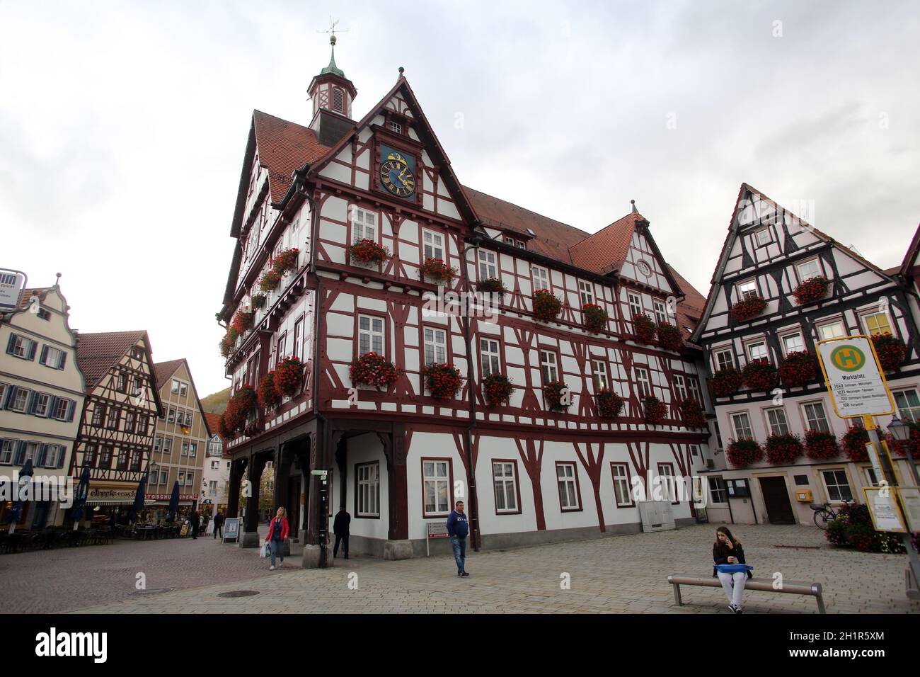 Rathouse sulla piazza Marktplatz a Bad Urach, Germania Foto Stock