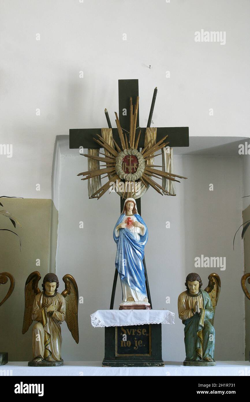 Statua del cuore Immacolato di Maria sotto la Croce nella chiesa parrocchiale di Sant'Anna in Sveta Jana, Croazia Foto Stock