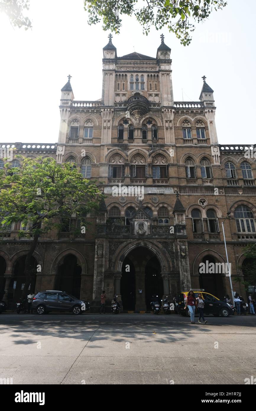 L'era coloniale Elphinstone College in Mahatma Gandhi Road, Kala Ghoda, Fort, Mumbai, India Foto Stock