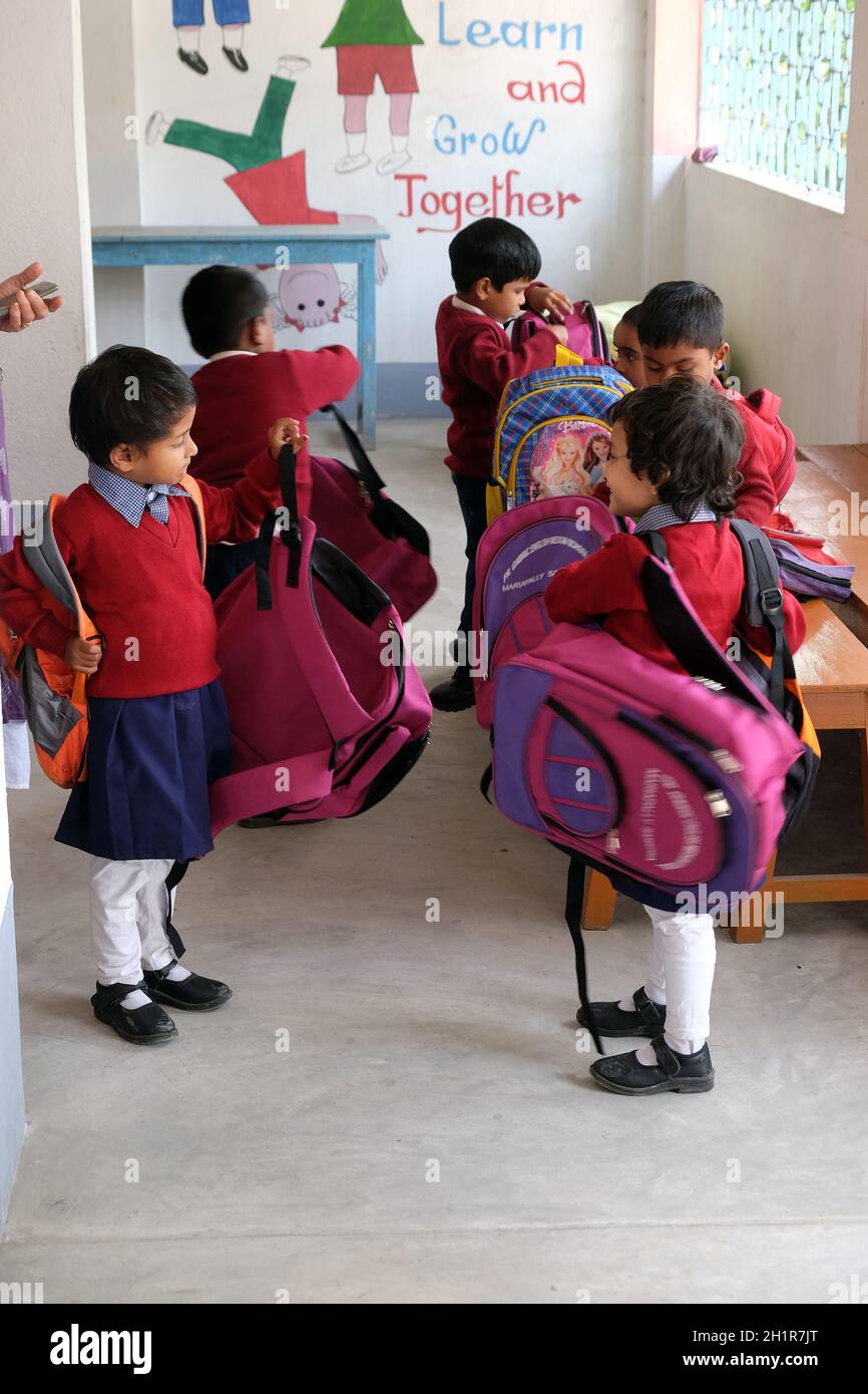 Bambini a Padre ante Gabric Medium School Kumrokhali, Bengala Occidentale, India Foto Stock