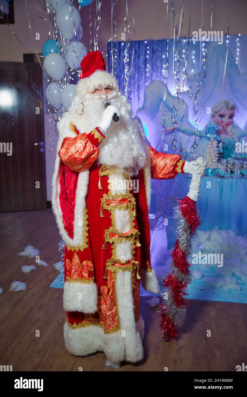 Babbo Natale , Jack Frost . Babbo Natale cantando canzoni di Natale . Padre  Frost cantando canzoni di Natale Foto stock - Alamy